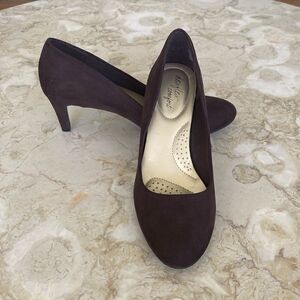 Dexflex Comfort Aubergine Faux Suede  Round-Toe Pump 9.5 Regular